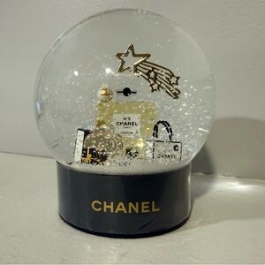 Chanel Holiday Snow Globe VIP Gift BNIB
Rare Collectible ✨❄️✨